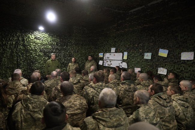 Порошенко наградил орденами и медалями 12 военнослужащих ВСУ 01