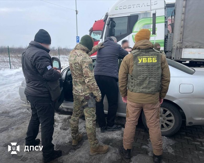 Правоохоронці викрили схему незаконного переправлення осіб через кордон