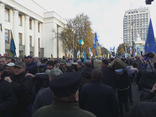 Мітингувальники почали встановлювати намети під Радою 04 Мітингувальники почали встановлювати намети під Радою 04