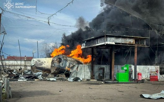 Рашисти вдарили по АЗС на Харківщині: горіли 4 резервуари з паливом. ФОТОрепортаж