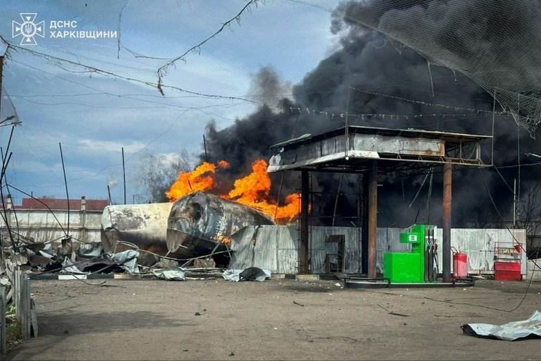 Росіяни вдарили по АЗС на Харківщині: виникла пожежа