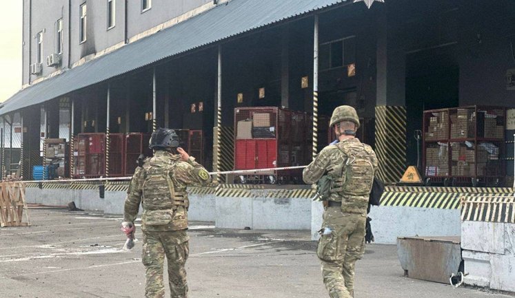 Вибух пролунав на поштовому терміналі в Оболонському районі Києва: загинула людина, є травмовані. ФОТО