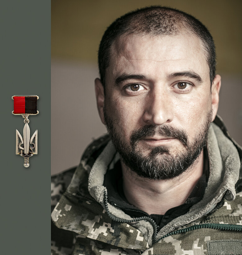 Головний патрульний Херсонської області Іван Базаренко, позивний Хірург: Командування дивувалося: на аеродромі Кульбакине патрульний поліцейський командує військовими 01 Головний патрульний Херсонської області Іван Базаренко, позивний Хірург: Командування дивувалося: на аеродромі Кульбакине патрульний поліцейський командує військовими 01