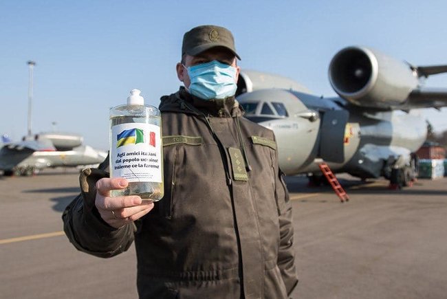 Covid-19: Ukraine continues assisting Italy, sends batch of humanitarian aid 01