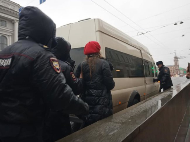 Ви знаєте повію, що 20 років пропрацювала в одному борделі? - акції протесту проти безстрокового перебування Путіна при владі відбулися в РФ 08