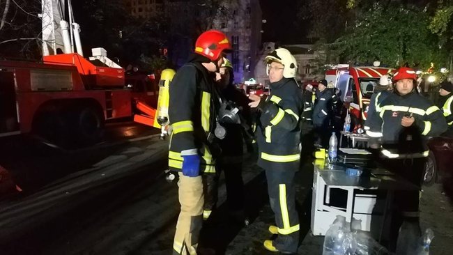 Пожежу на даху шестиповерхівки в центрі Києва вдалося загасити 01