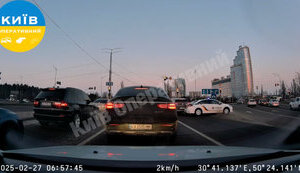 Автомобиль полиции влетел в Volkswagen и скрылся с места ДТП в Киеве: назначено служебное расследование. ВИДЕО