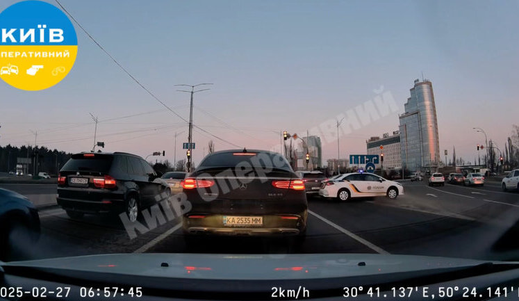 Автомобиль полиции влетел в Volkswagen и скрылся с места ДТП в Киеве: назначено служебное расследование. ВИДЕО