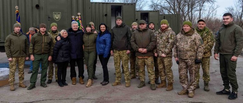 Воинам, защищающим Украину на Востоке, передали грузовики, квадрокоптеры и стирально-душевые комплексы 01