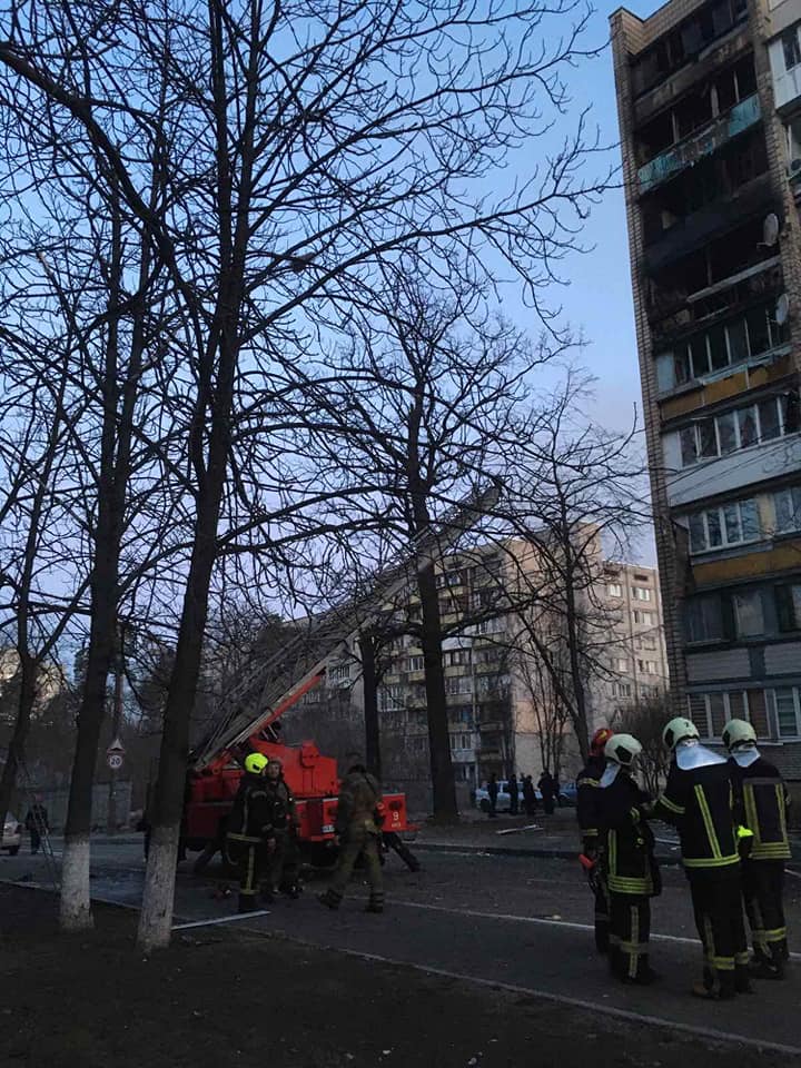 Внаслідок влучання боєприпасу значні руйнування 16-поверхового будинку в Святошинському районі Києва. Спалахнула пожежа, двоє загиблих, - ДСНС 10