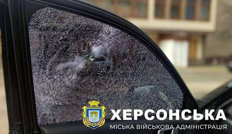 Россияне сбросили дроны на Херсон: ранены женщина и водитель автомобиля медслужбы. ФОТОрепортаж