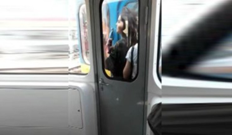 "Дівчата прибухнули і катаються. Я в шоці!" - дівчата-підлітки катаються між вагонами київського метро. ВIДЕО