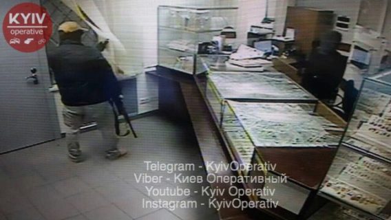 Пограбування ломбарду в Києві: ексклюзивні кадри з місця злочину 03