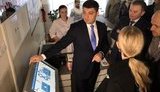 Середня зарплата лікарів і медсестер зросла і ще зростатиме, - Гройсман про медреформу