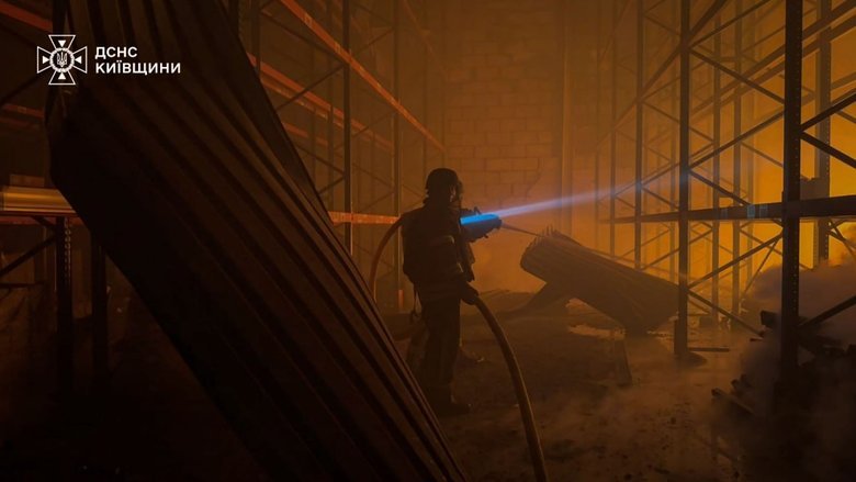 Ночная атака БПЛА: в Яготине вспыхнул пожар на складе
