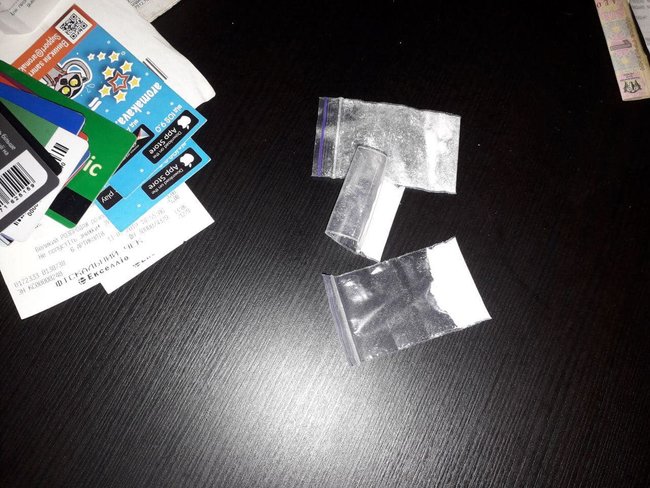Полиция накрыла бордель с наркотиками и четырьмя массажистками на столичном Подоле 03