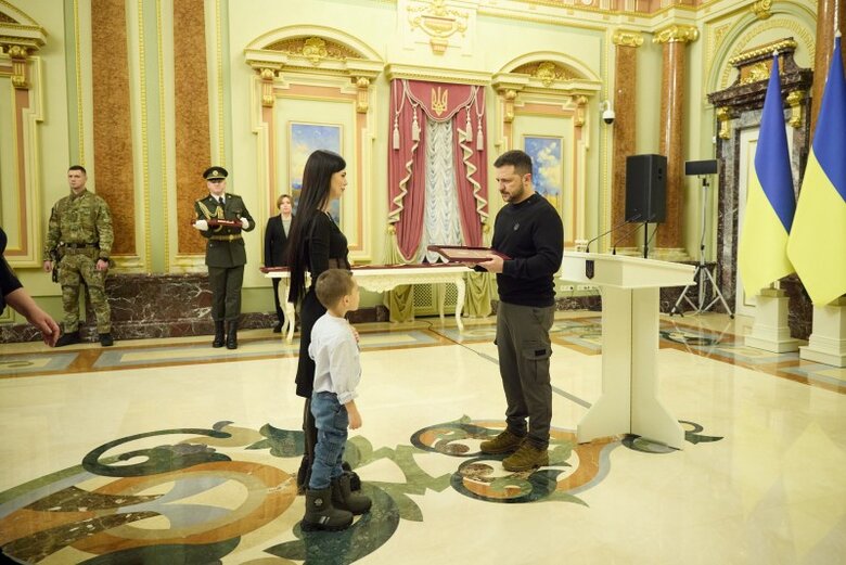 Зеленський вручив військовим та рідним загиблих героїв ордени Золота Зірка й сертифікати на квартири 03