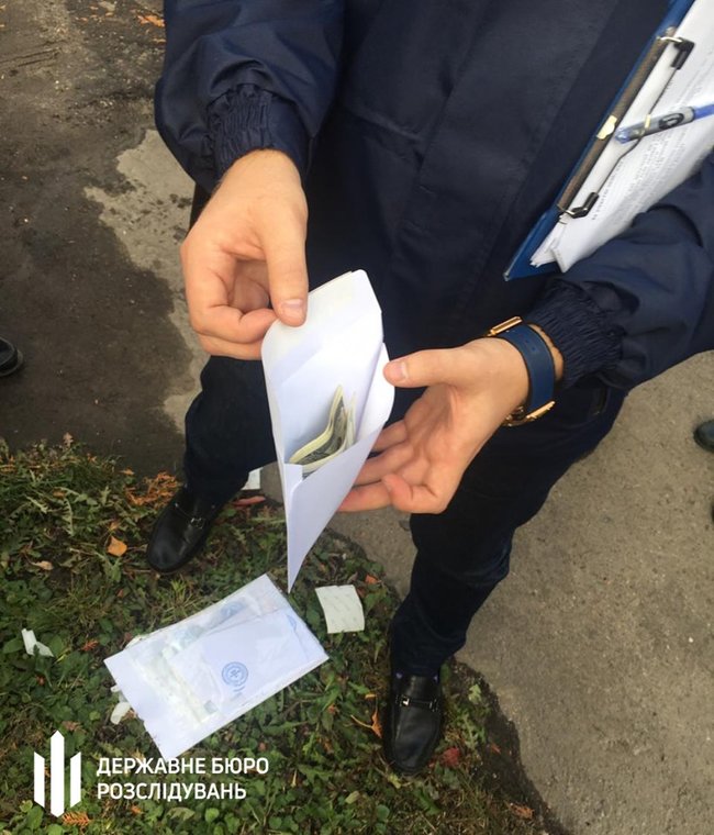 Співробітника податкової, що змушував підприємця купити алкогольні напої з підробленими акцизними марками, затримано на Львівщині, - ДБР 02