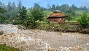 Штормове попередження оголошено на Закарпатті, можливе підняття рівня річок