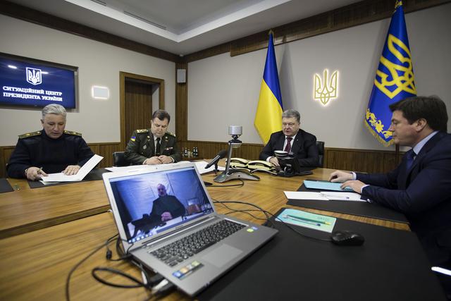 Порошенко проводит совещание по электроснабжению Авдеевки, - Цеголко 01