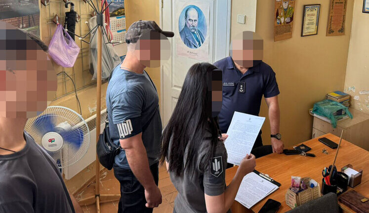 Посадовець ДСНС за понад $1000 допомагав військовозобов’язаним чоловікам ухилитися від служби в ЗСУ, - ДБР. ФОТО