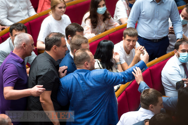 Шмигаль доповідає в напівпорожньому залі, Тищенко погрожує пальцем Арахамії, Васильєв і Ананченко ділять 6,7 млн, - день роботи Ради 16 липня 04 Шмигаль доповідає в напівпорожньому залі, Тищенко погрожує пальцем Арахамії, Васильєв і Ананченко ділять 6,7 млн, - день роботи Ради 16 липня 04