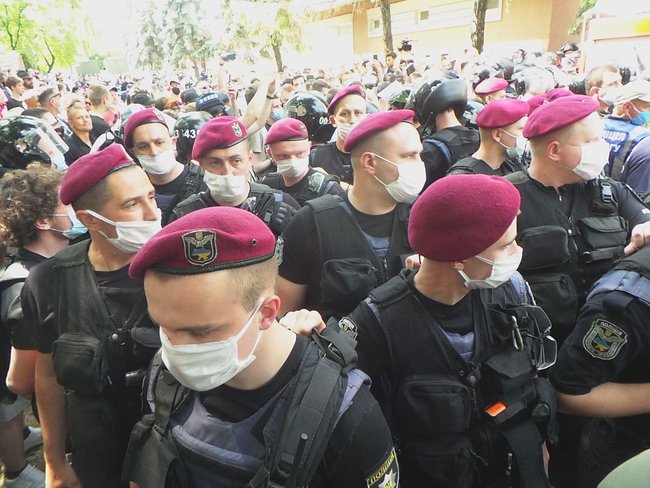 На акції на підтримку Стерненка сталися бійки між мітингувальниками і правоохоронцями: є затримані 09