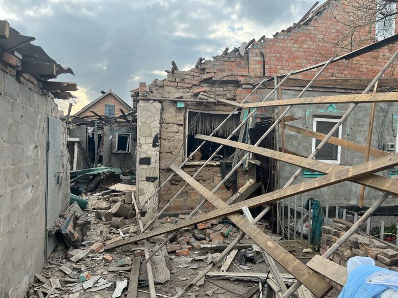 Пошкоджена російським обстрілом будівля