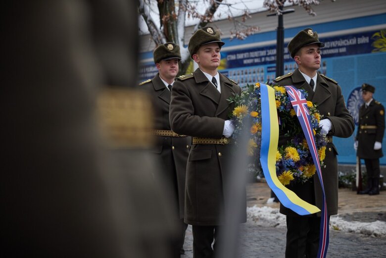 Зеленський і Сунак вшанували пам’ять українських захисників 02