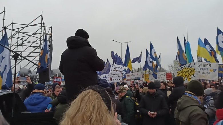 Прихильники Порошенка зібралися біля аеропорту Київ 13