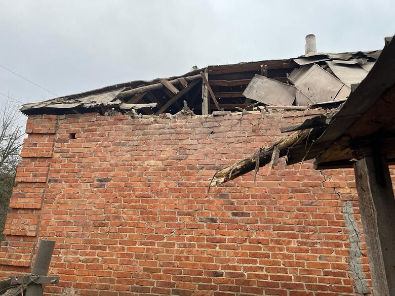 Унаслідок ранкового обстрілу Хотінської громади Сумщини пошкоджено 5 приватних будинків, бібліотеку, амбулаторію, аргопідприємство 05