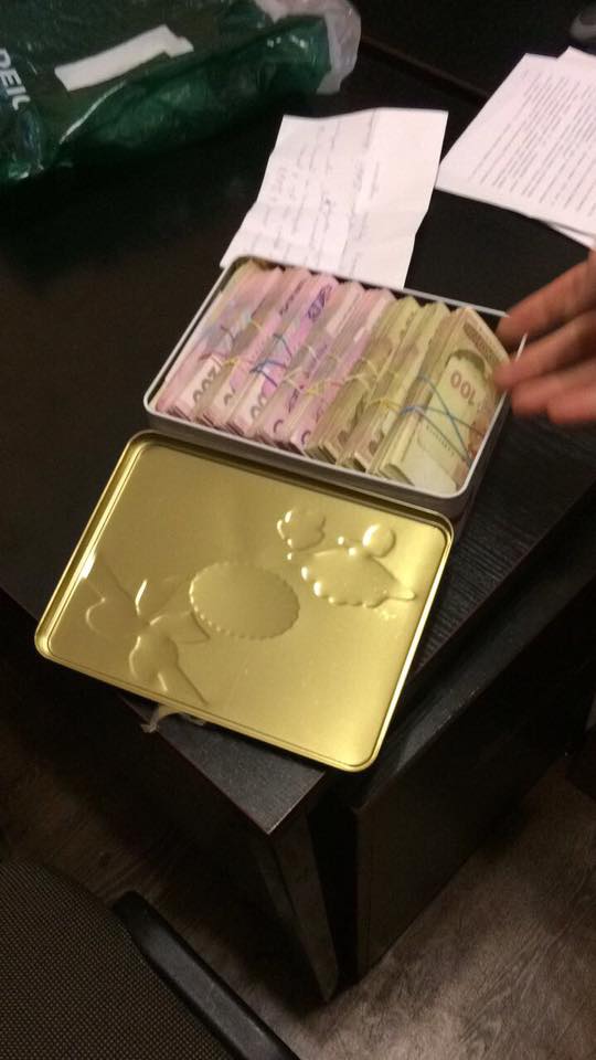 Начальнику слідчого управління Нацполіції Київщини намагалися дати $ 10 тис. хабара в коробці з-під Рафаелло, - Луценко 02