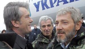 Моряки "Фаины" прибыли в Киев. У трапа их встретили родственники и... Ющенко. ФОТОрепортаж.