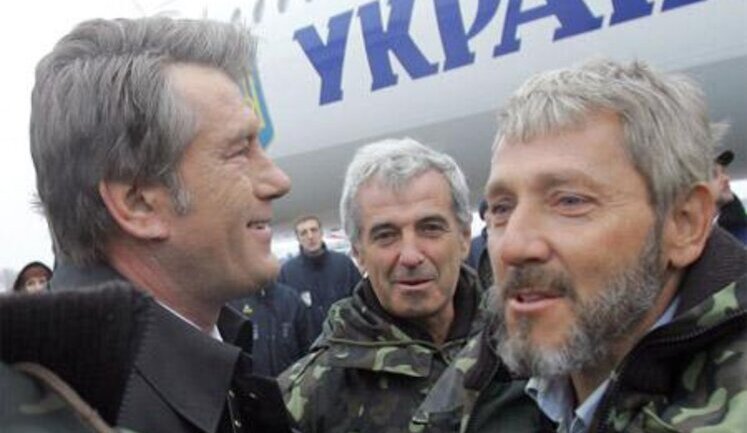 Моряки "Фаины" прибыли в Киев. У трапа их встретили родственники и... Ющенко. ФОТОрепортаж.