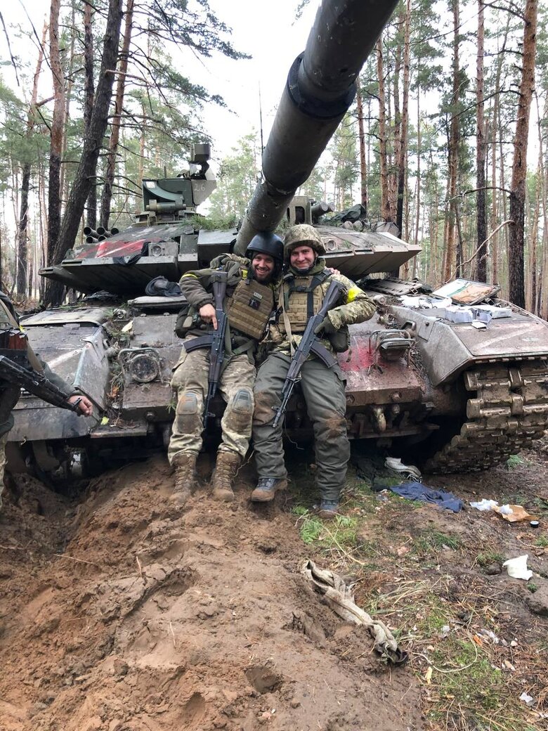 Нацгвардієць, позивний Бона: У Серебрянському лісі росіяни скидали на наші позиції з дронів сльозогінний газ в аерозолях, з яких він розпилювався 08