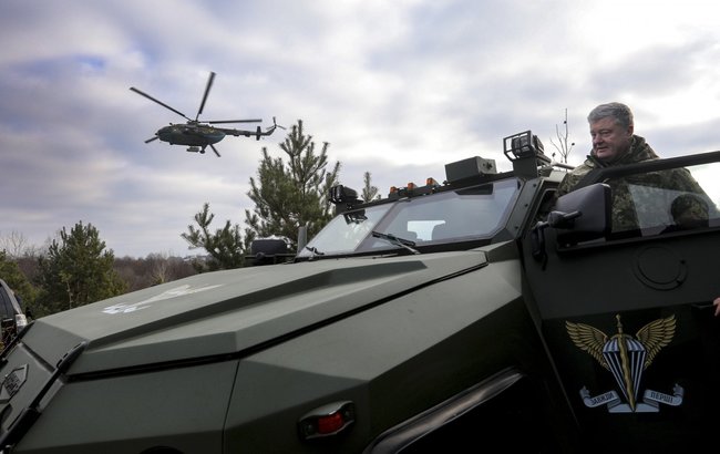Порошенко наградил государственными наградами украинских десантников 22