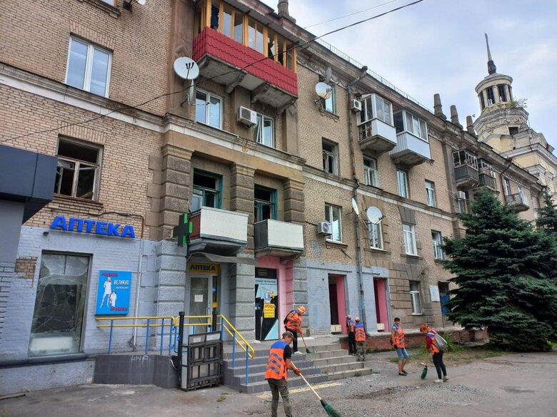 Наслідки обстрілу Нікополя на Дніпропетровщині. Рятувальники шукають людей під завалами 03