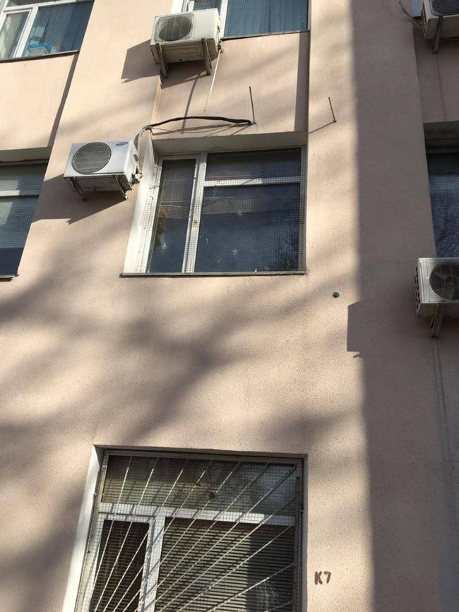 Unknown people attacked Holosiivskyi district court in Kyiv 03