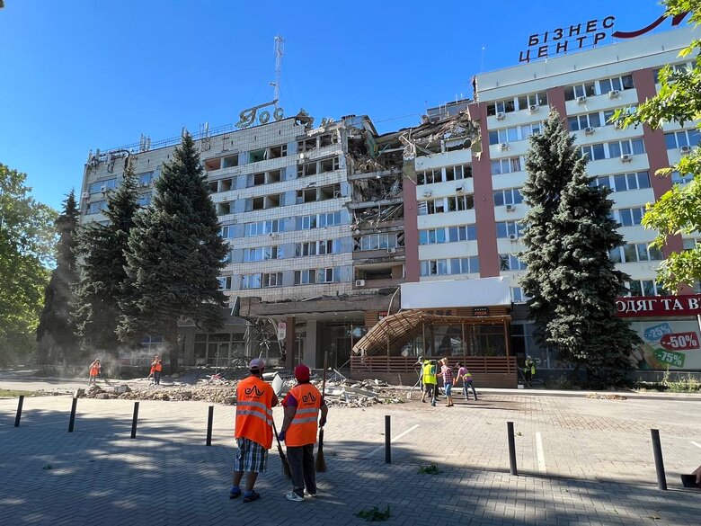 В Миколаєві рашисти влучили в готель, - мер Сєнкевич 01