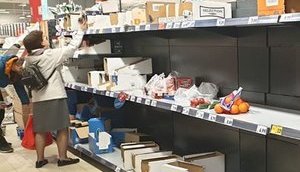 Румуни спустошують полиці магазинів після заклику влади не панікувати через коронавірус. ФОТОрепортаж
