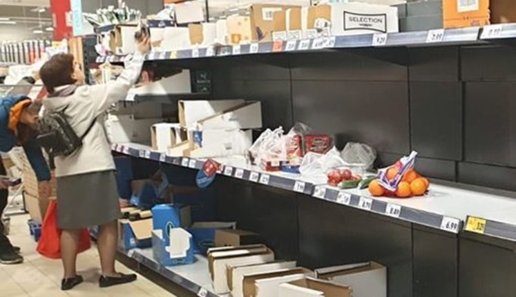 Румуни спустошують полиці магазинів після заклику влади не панікувати через коронавірус. ФОТОрепортаж