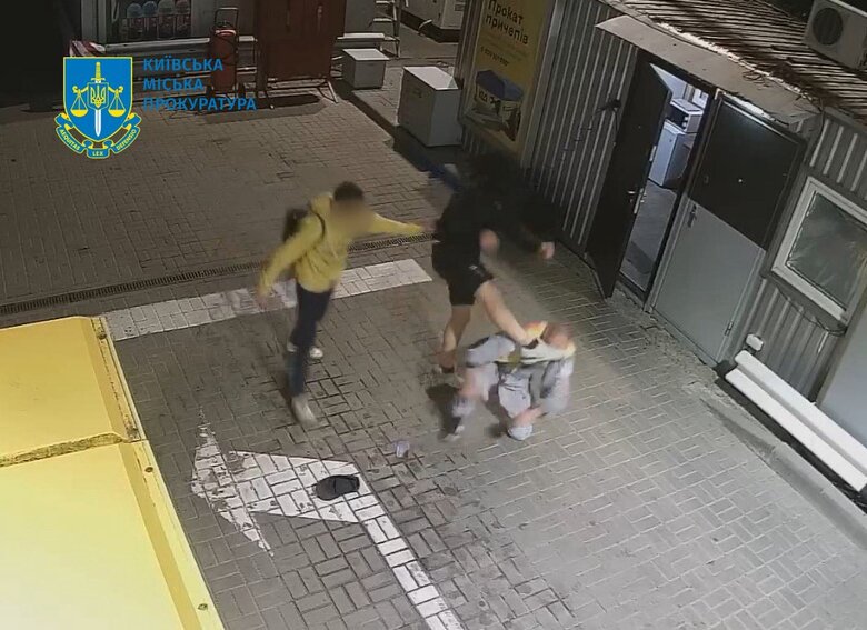 Двоє хлопців напали на працівника АЗС у Києві