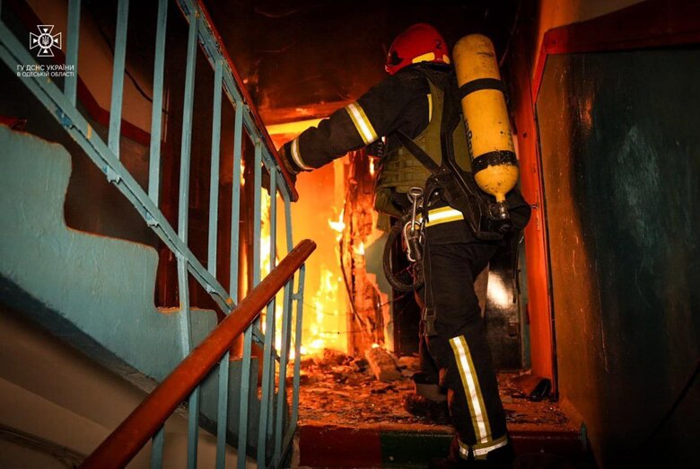 Russian terrorists attack Odesa at night with strike drones, there are victims 04
