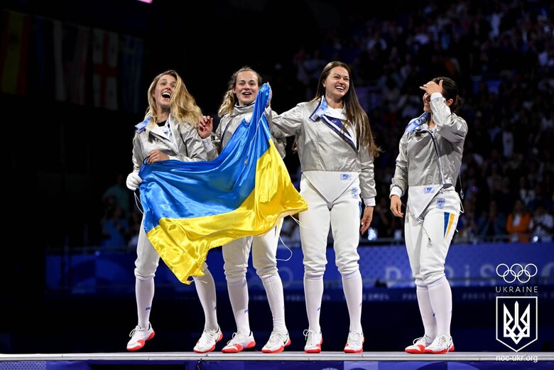Україна виборола перше золото на Олімпіаді – жіноча збірна з фехтування перемогла у фіналі