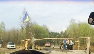‘Amber mafia’ sets up checkpoint, blocks road in Rivne region, - journalist. PHOTO