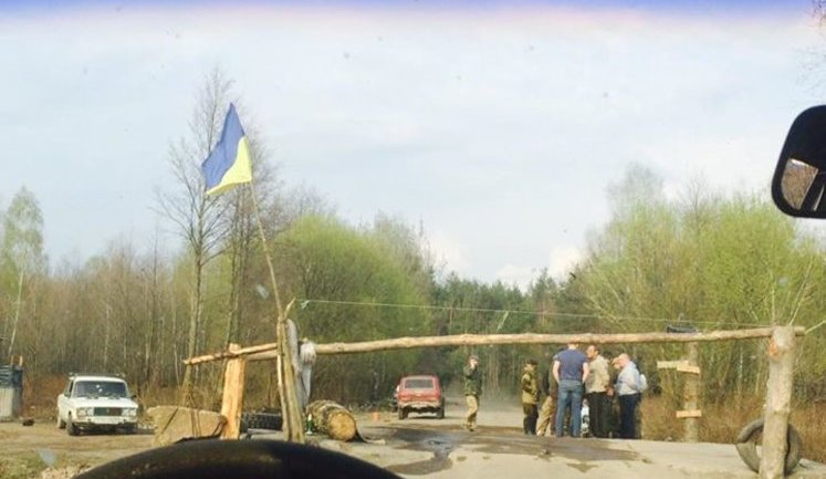 ‘Amber mafia’ sets up checkpoint, blocks road in Rivne region, - journalist. PHOTO