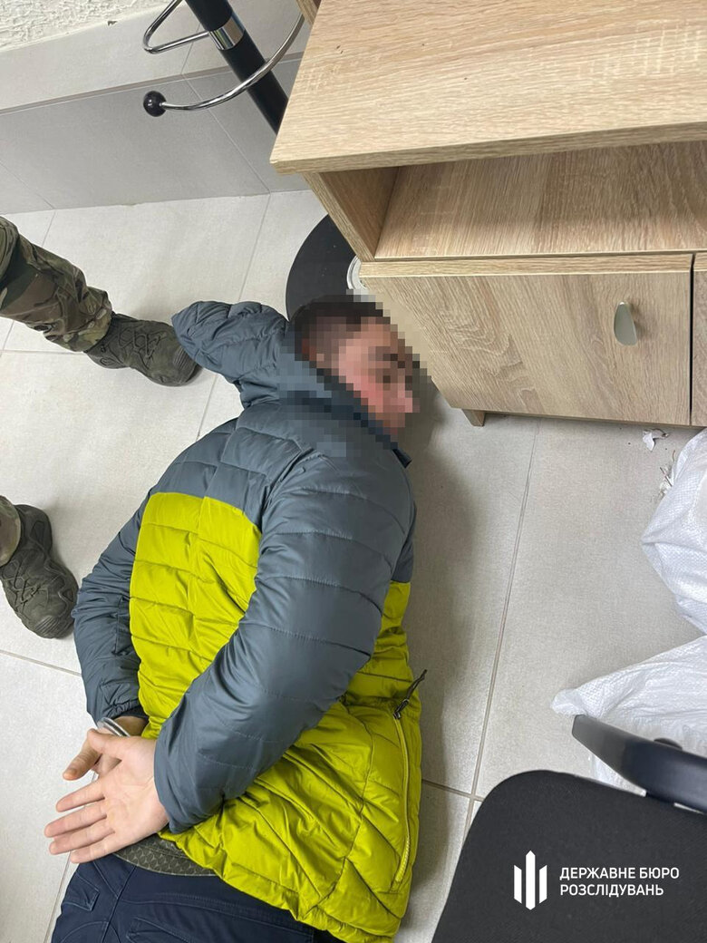 Посадовці на Одещині брали хабарі від експортерів зернового коридору, - ДБР 02 Посадовці на Одещині брали хабарі від експортерів зернового коридору, - ДБР 02