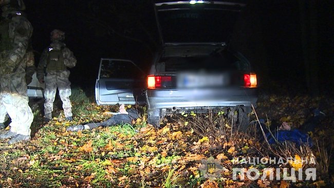 Троє чоловіків викрали, били битами і катували двох чоловіків, вимагаючи неіснуючий борг у 3 тис. доларів США, - поліція Вінниччини 04