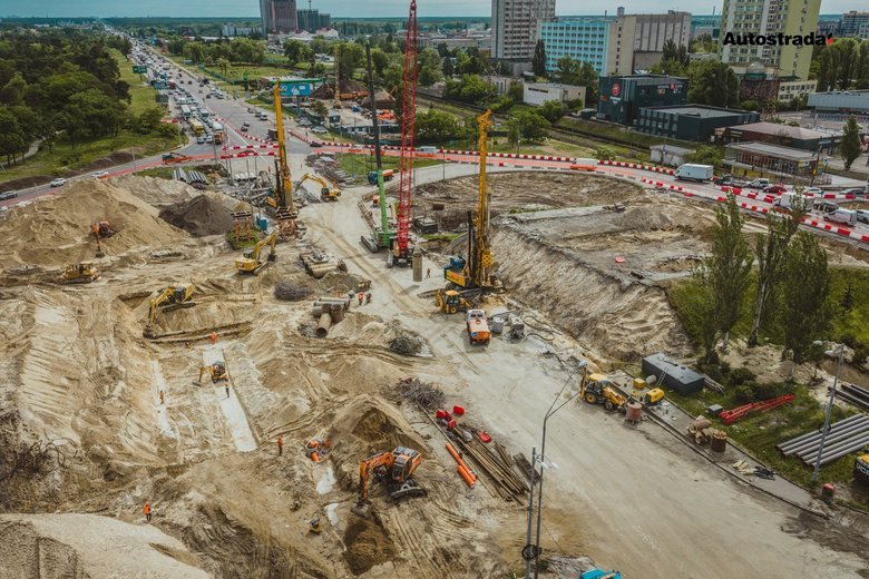 У Києві біля станції метро "Чернігівська" демонтували аварійний міст