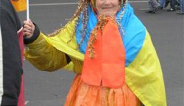 Баба Параска больше не считает Януковича бандитом, а с Ахметовым даже расцеловалась на дне рождения Ющенко